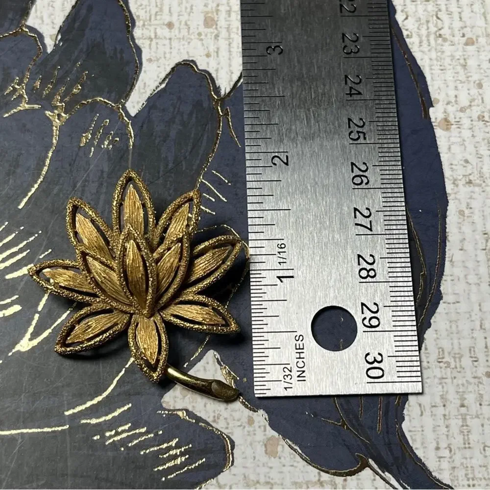 Vintage 70s 1970s Large Oversized Gold Tone Lotus Flower Floral Brooch Pin D1